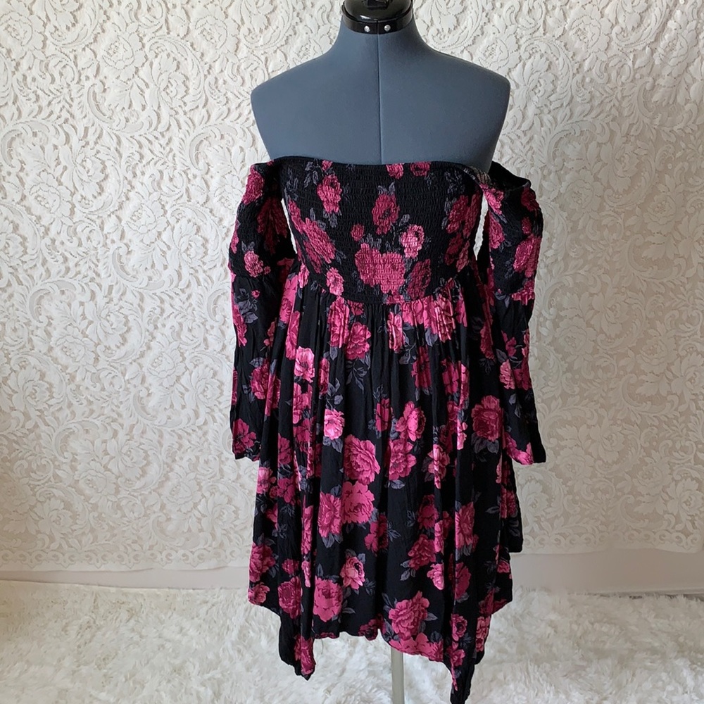 ❌SOLD❌Torrid Smocked Handkerchief Floral Dress - Picture 4 of 9